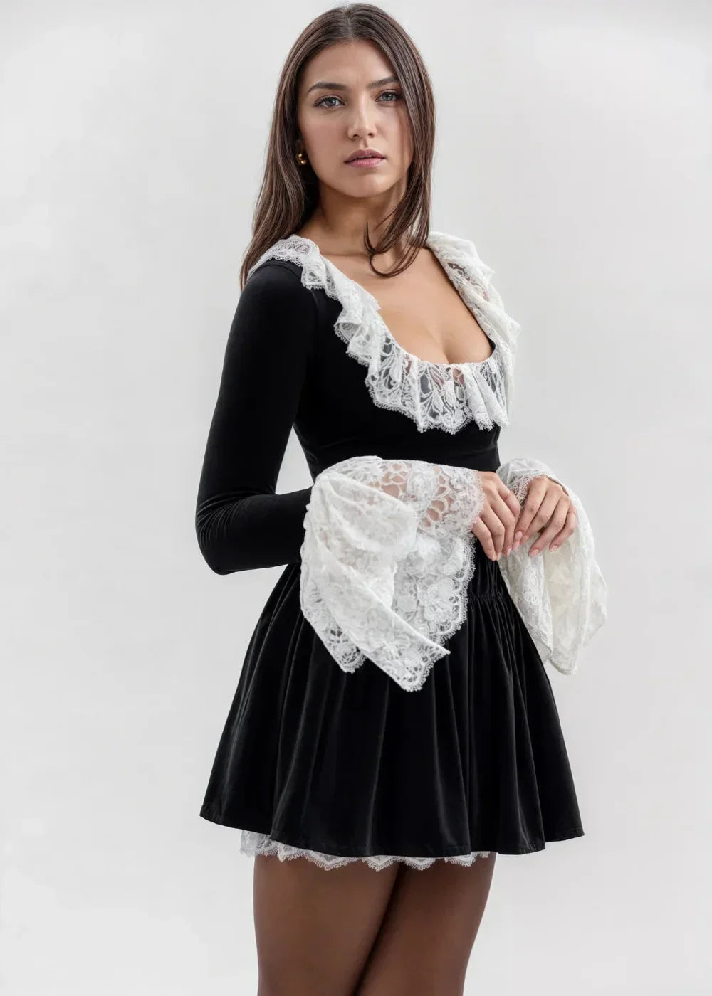 Robe Courte Noire Dentelle Col Carré Manches Longues Soirée | ROBEMODE