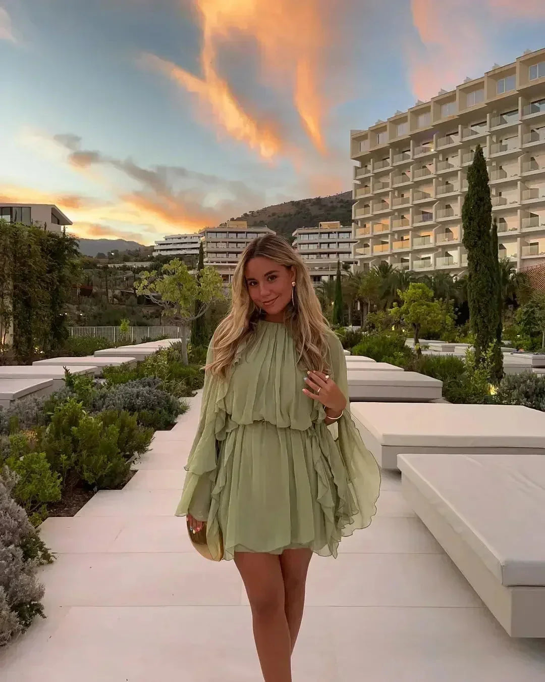 Robe courte femme vert clair volantée manches longues soirée