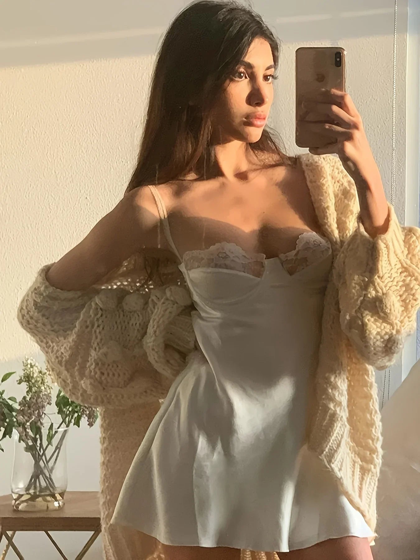 Robe courte femme dos nu avec détails en dentelle pour une soirée