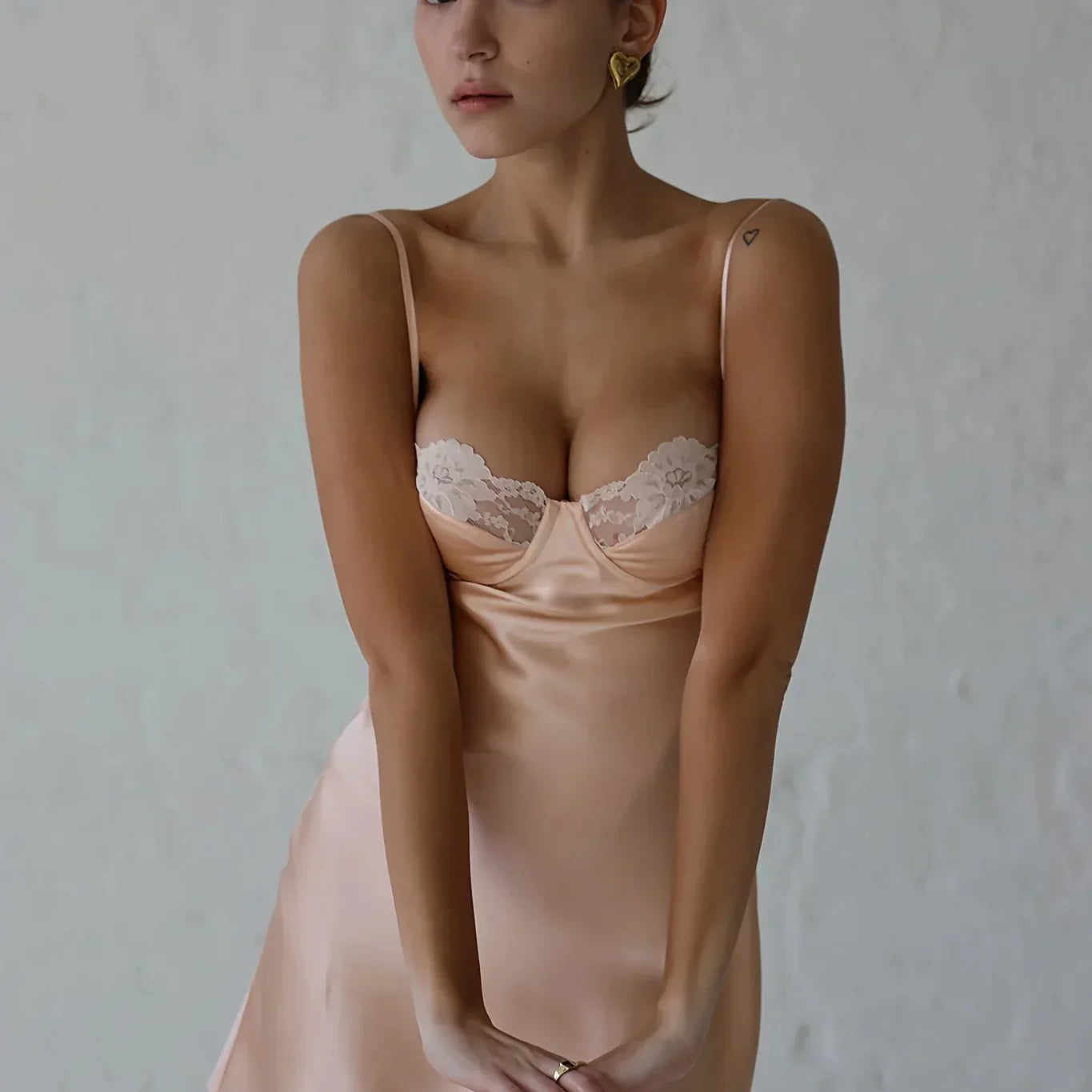 Robe courte femme dos nu avec détails en dentelle pour soirée | ROBEMODE