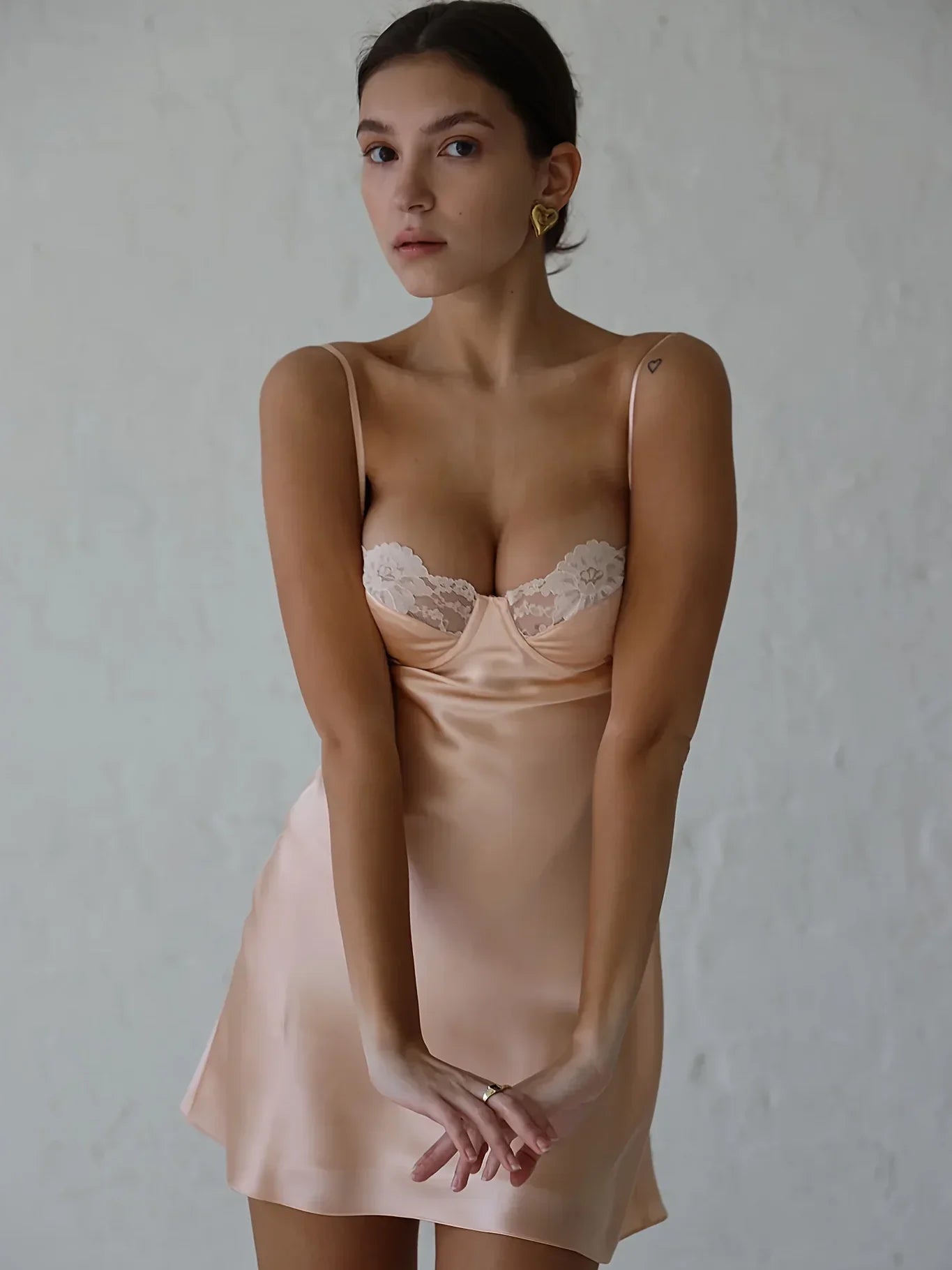 Robe courte femme dos nu avec détails en dentelle pour soirée | ROBEMODE
