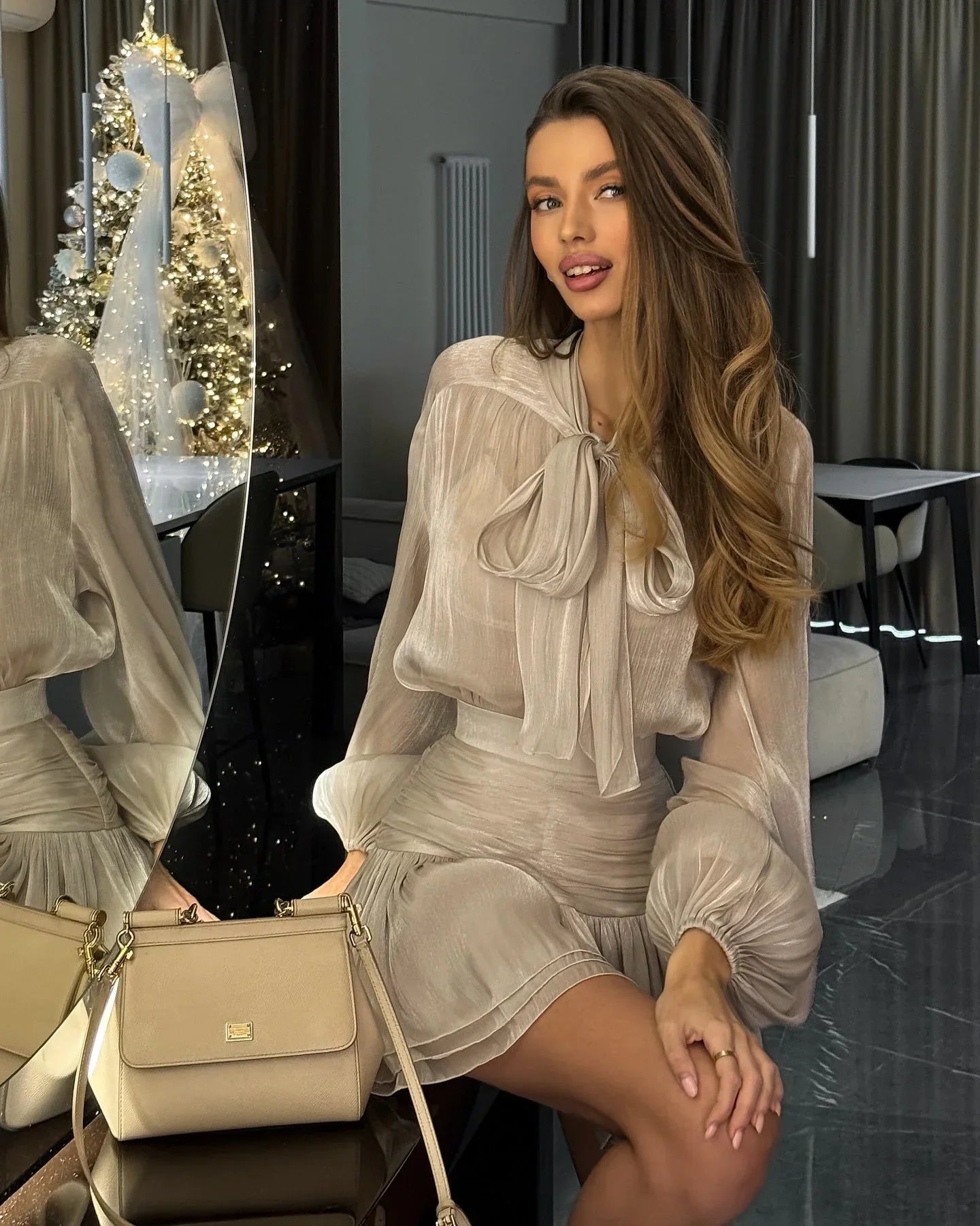 Robe Courte Fluide Brillante Manches Ballon 1 Coloris | ROBEMODE