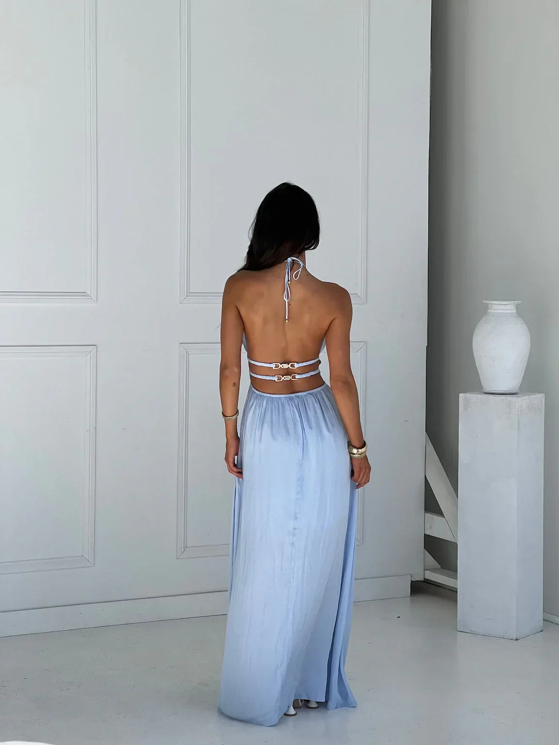 Robe longue femme avec dos nu et détails découpés