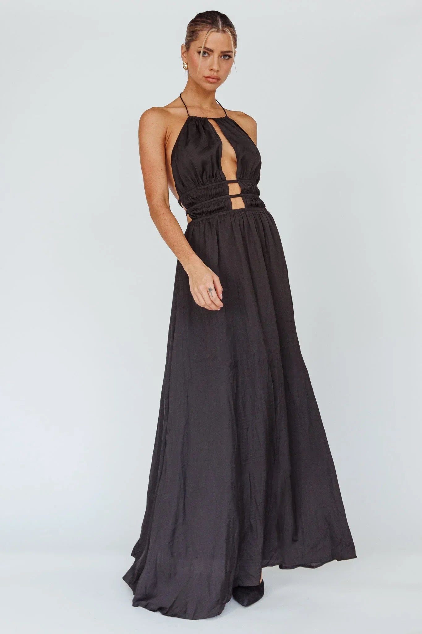 Robe longue femme avec dos nu et détails découpés
