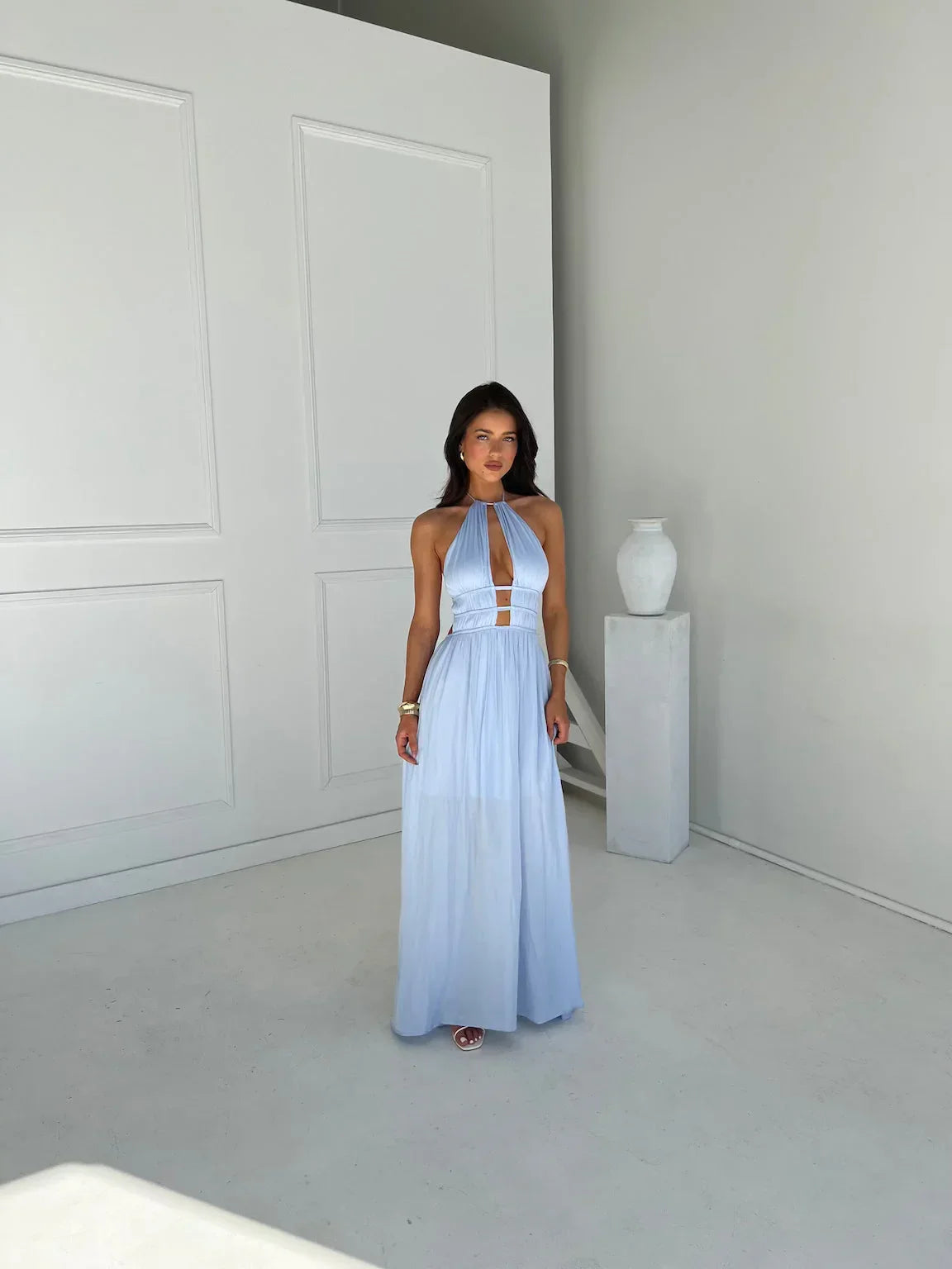 Robe longue femme avec dos nu et détails découpés