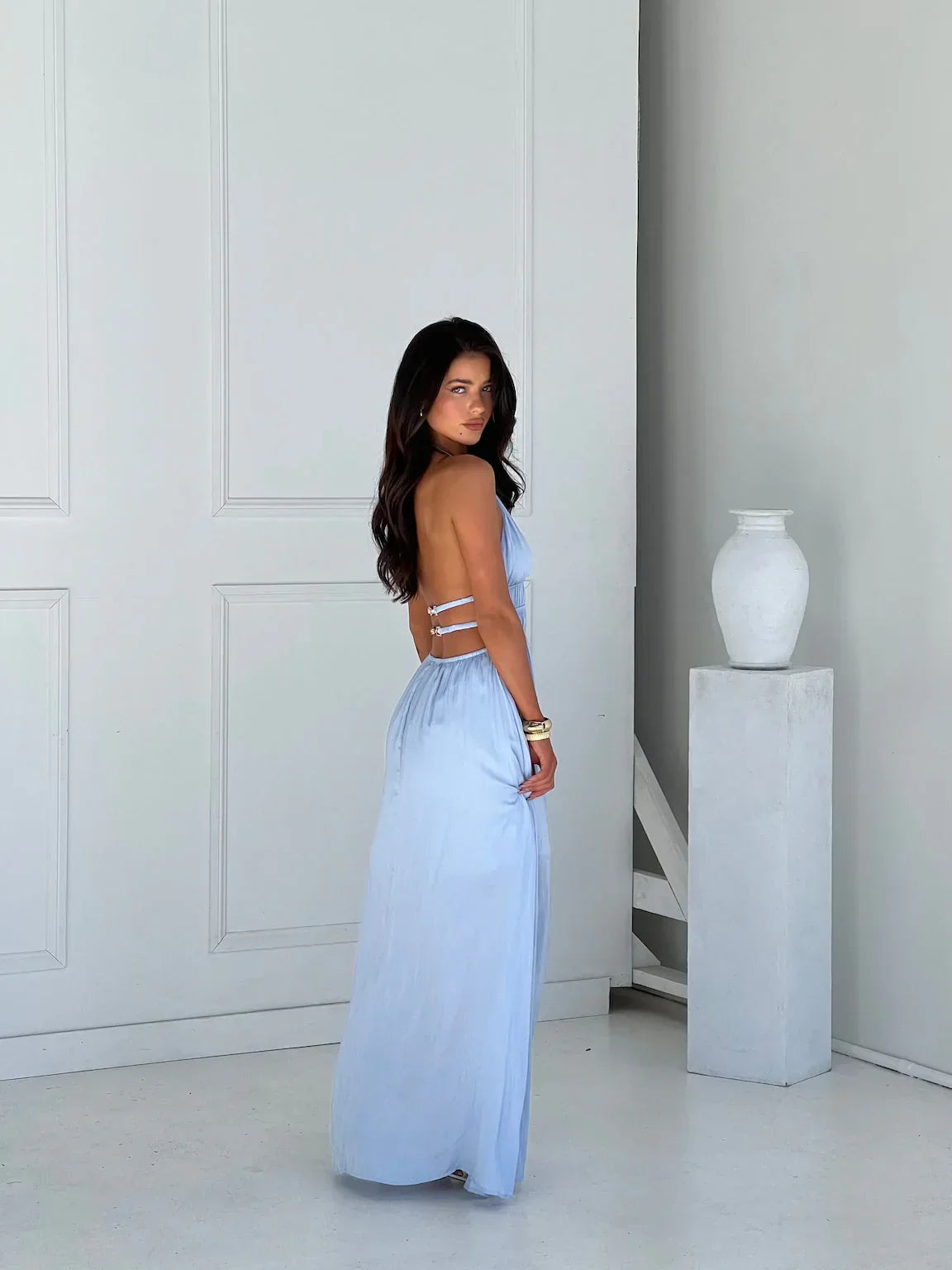 Robe longue femme avec dos nu et détails découpés