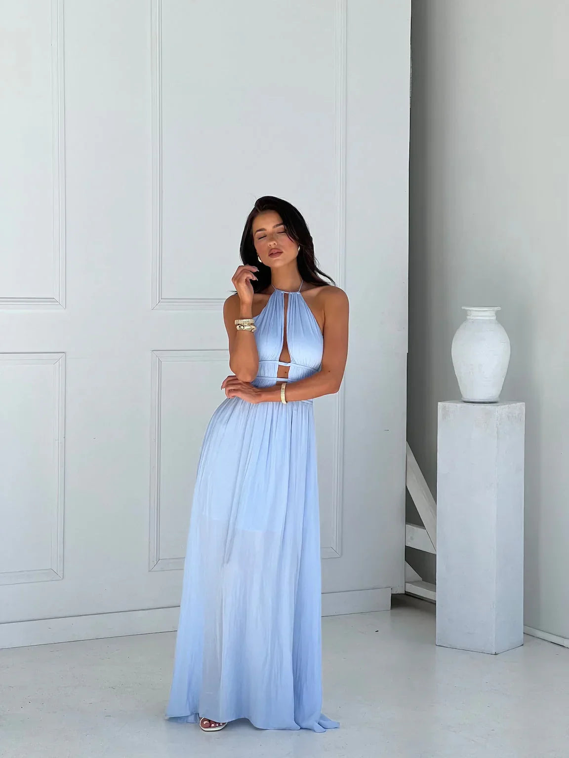 Robe longue femme avec dos nu et détails découpés