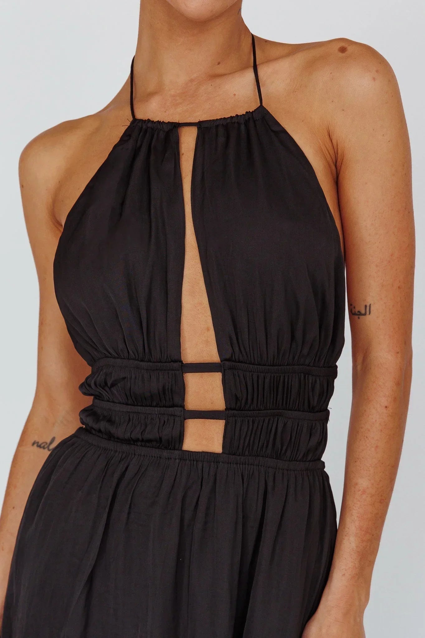 Robe longue femme avec dos nu et détails découpés
