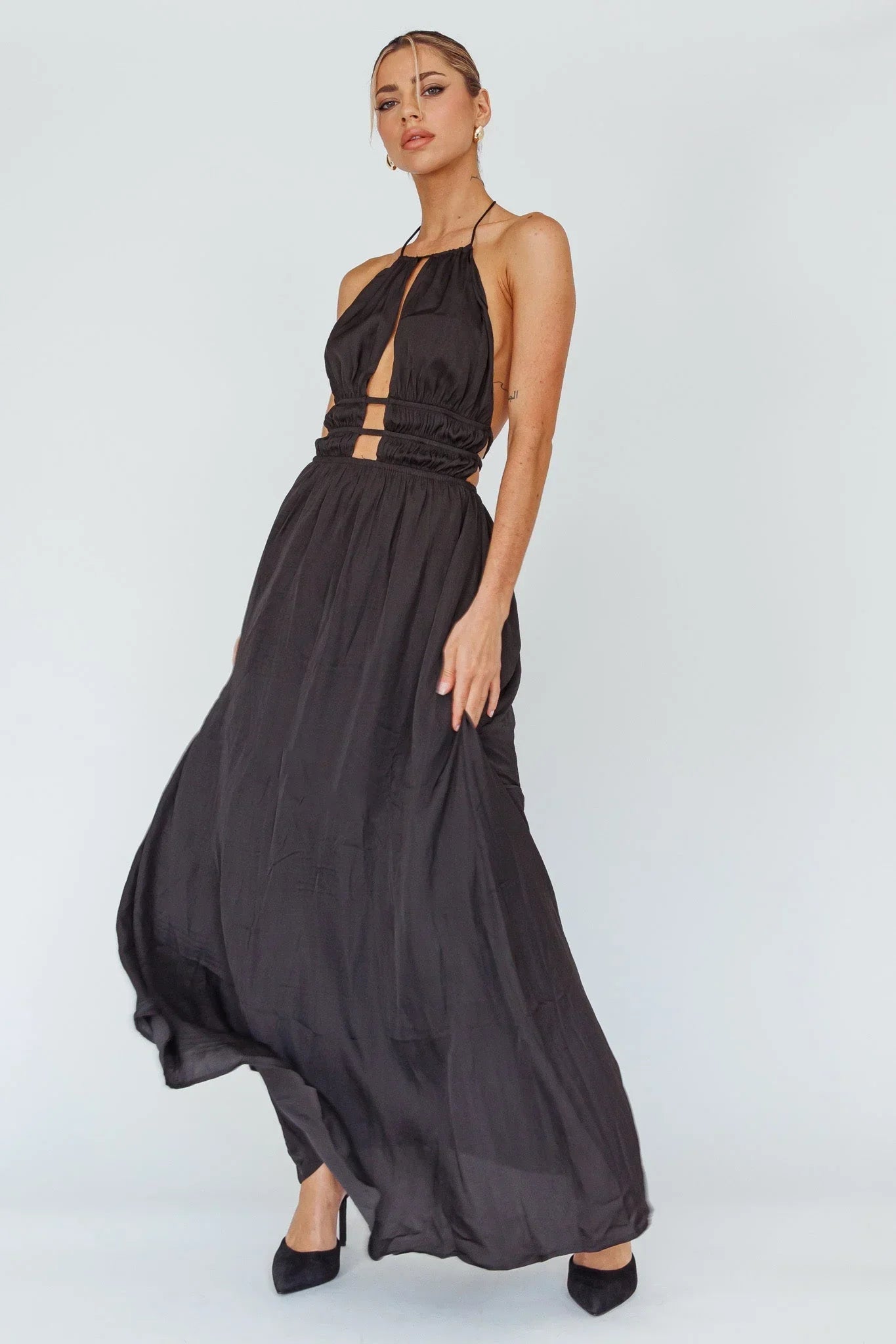 Robe longue femme avec dos nu et détails découpés