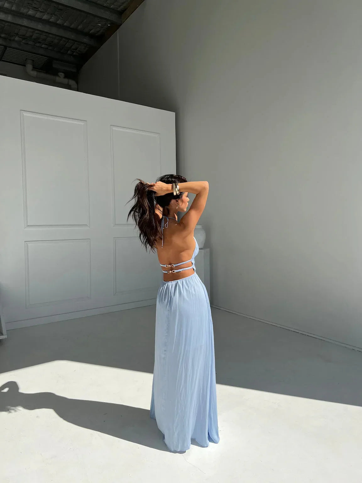 Robe longue femme avec dos nu et détails découpés