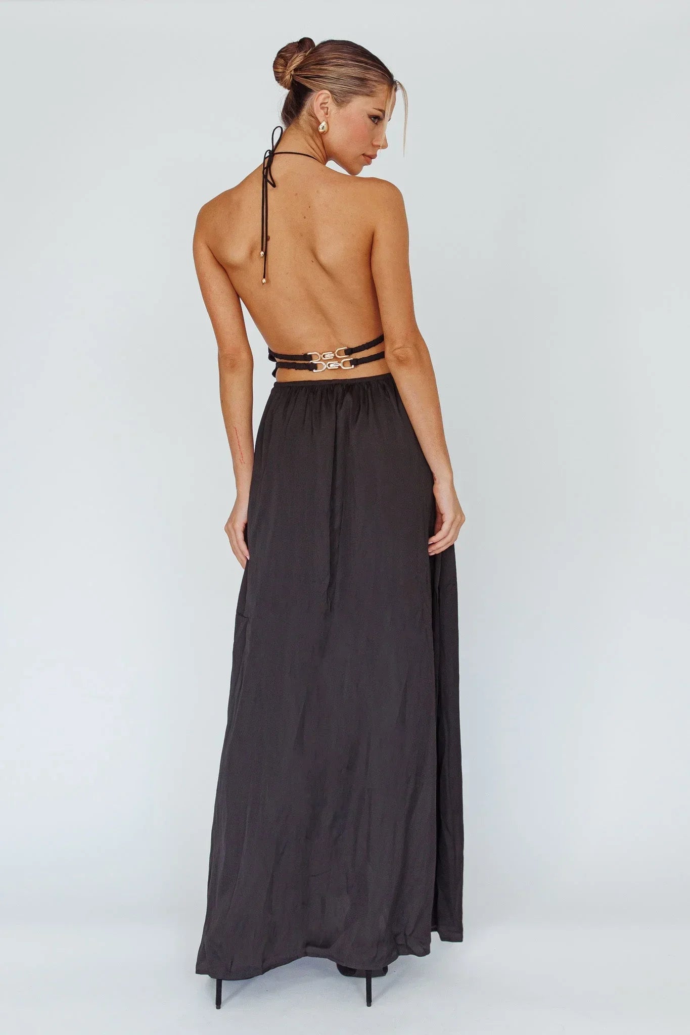 Robe longue femme avec dos nu et détails découpés