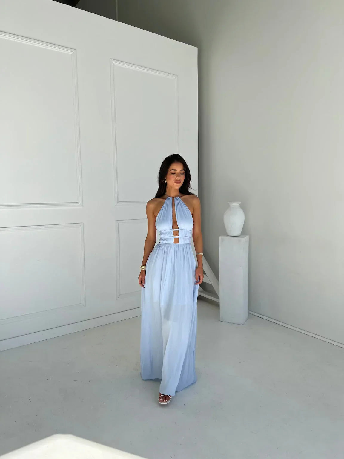 Robe longue femme avec dos nu et détails découpés