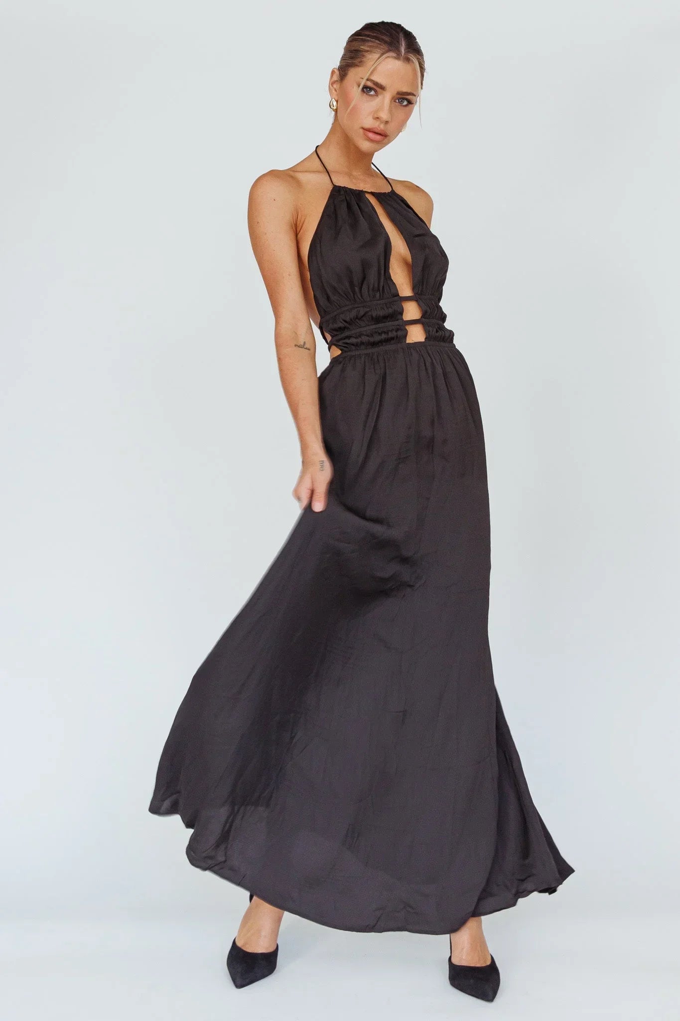 Robe longue femme avec dos nu et détails découpés