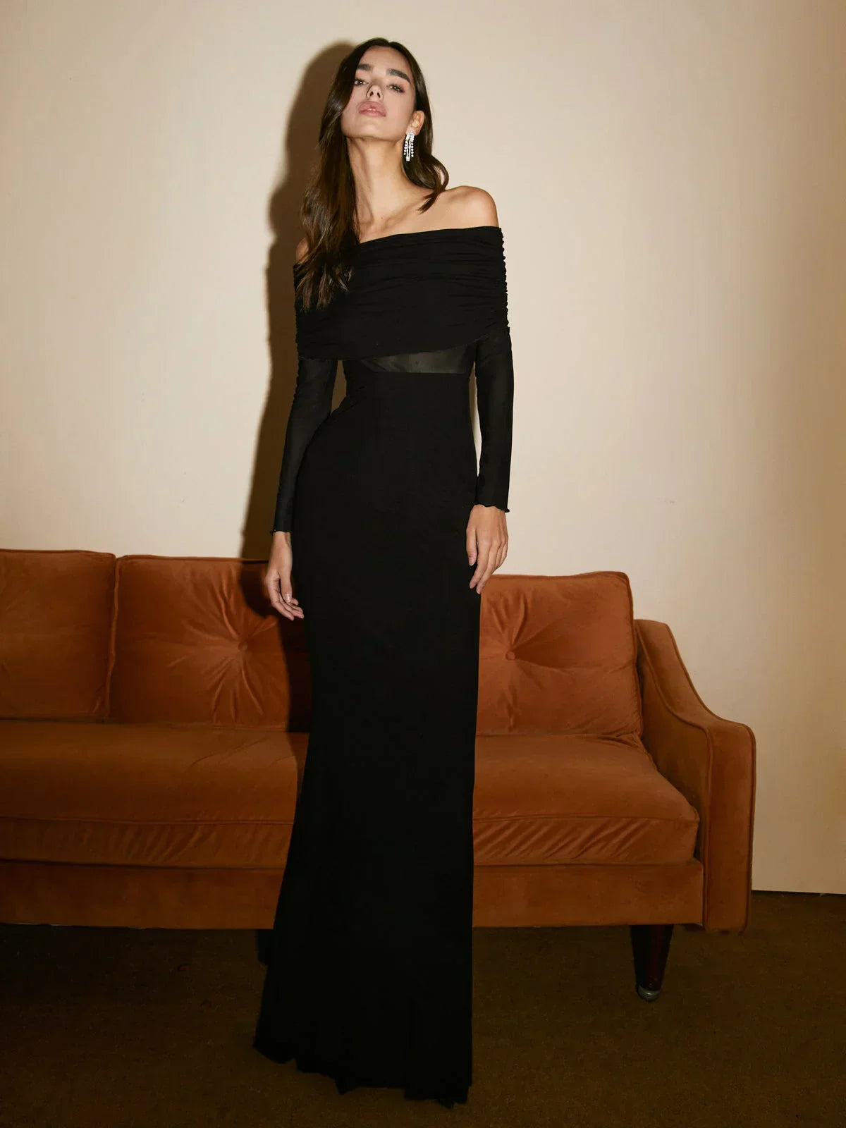 Robe longue soirée ajustée épaules dénudées manches longues