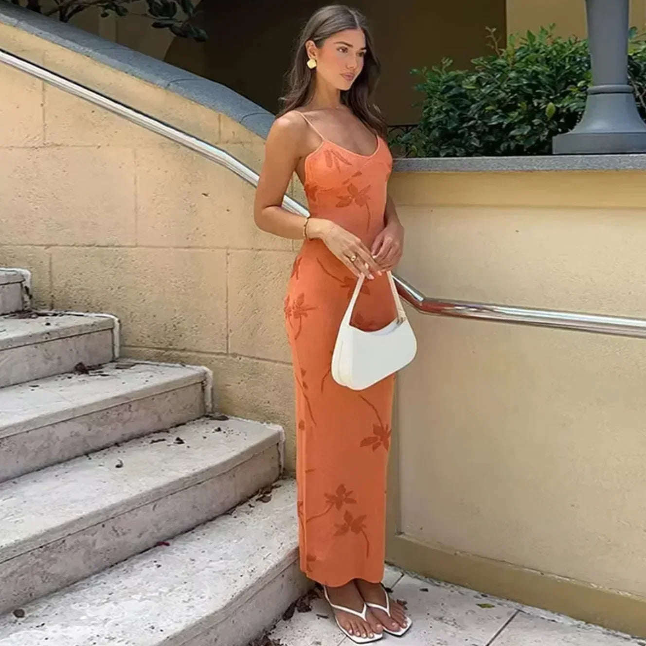 Robe longue corail imprimé floral dos nu ajustée