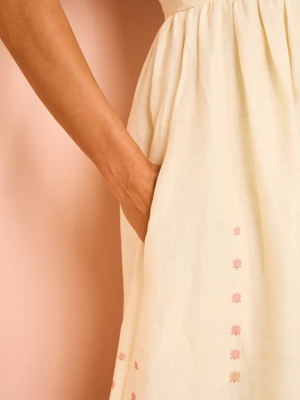 Robe longue femme crème avec broderie florale roses | Coupe féminine + Style élégant + Facile à accessoiriser – ROBEMODE