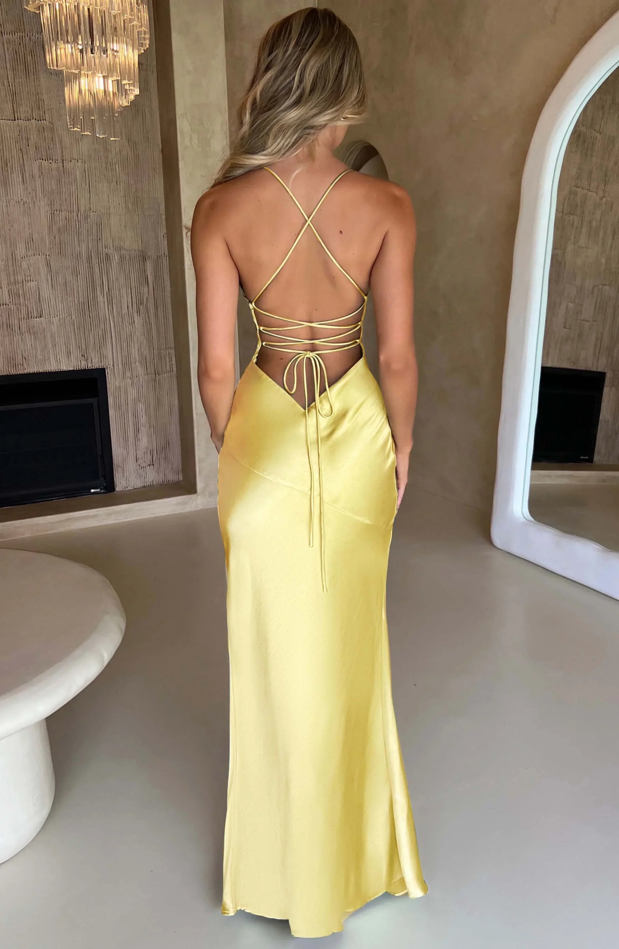 Robe Longue Satinée Soirée Col V Bretelles Fines Fendue | ROBEMODE
