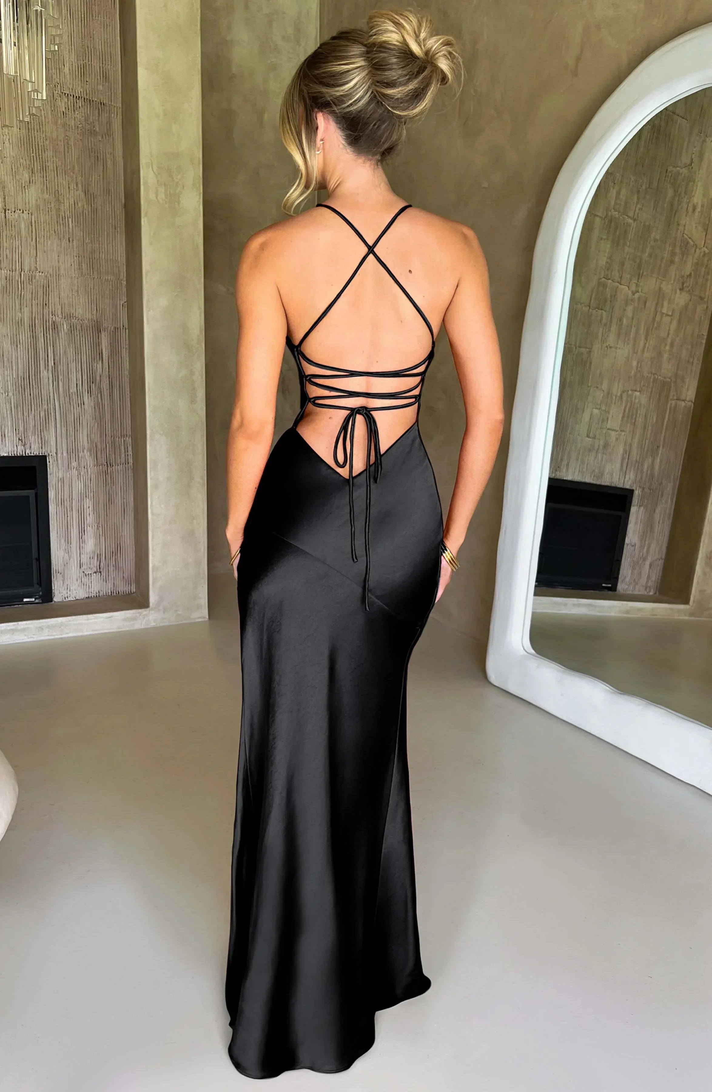 Robe Longue Satinée Soirée Col V Bretelles Fines Fendue | ROBEMODE