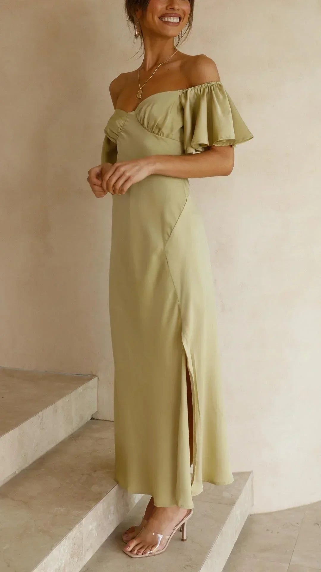 Robe longue satinée fendue avec épaules dénudées | ROBEMODE