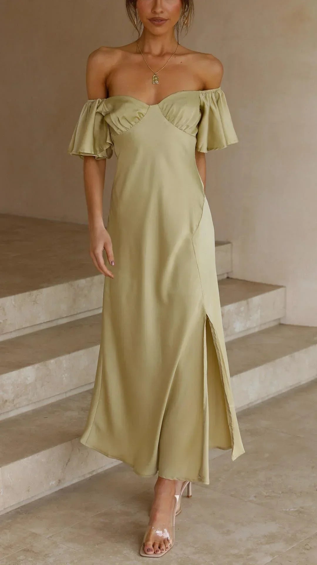 Robe longue satinée fendue avec épaules dénudées | ROBEMODE