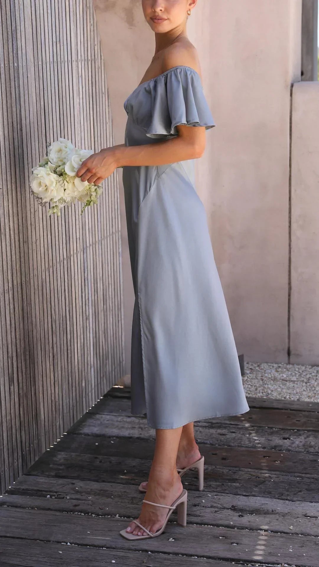 Robe longue satinée fendue avec épaules dénudées | ROBEMODE