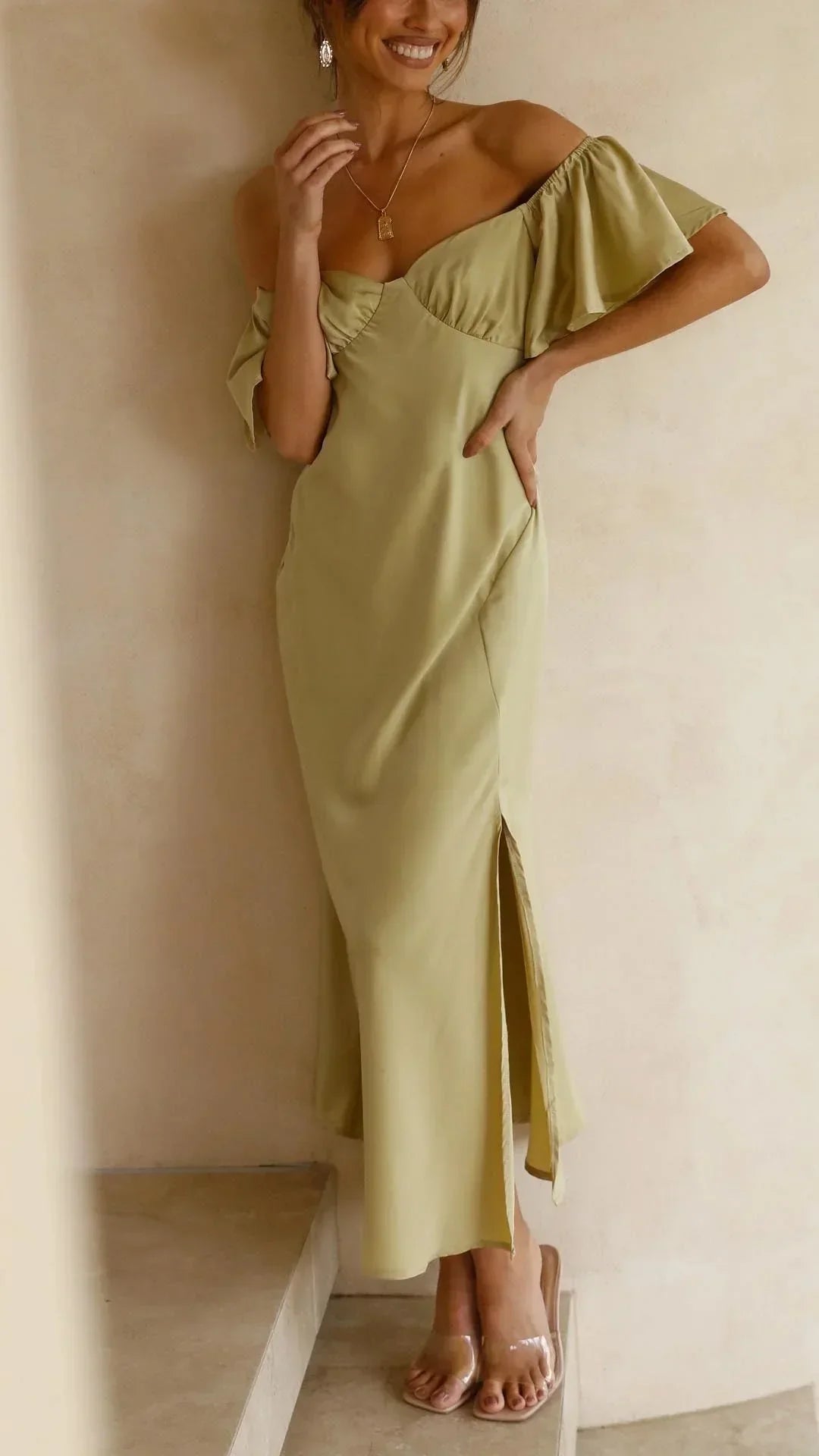 Robe longue satinée fendue avec épaules dénudées | ROBEMODE