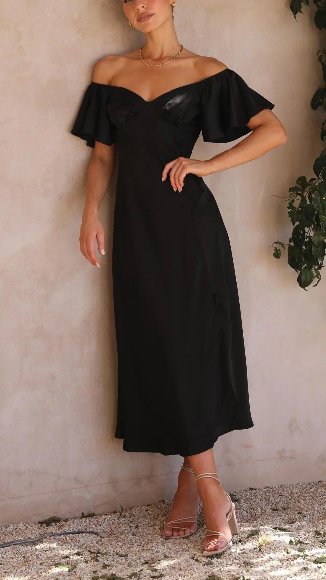 Robe longue satinée fendue avec épaules dénudées | ROBEMODE