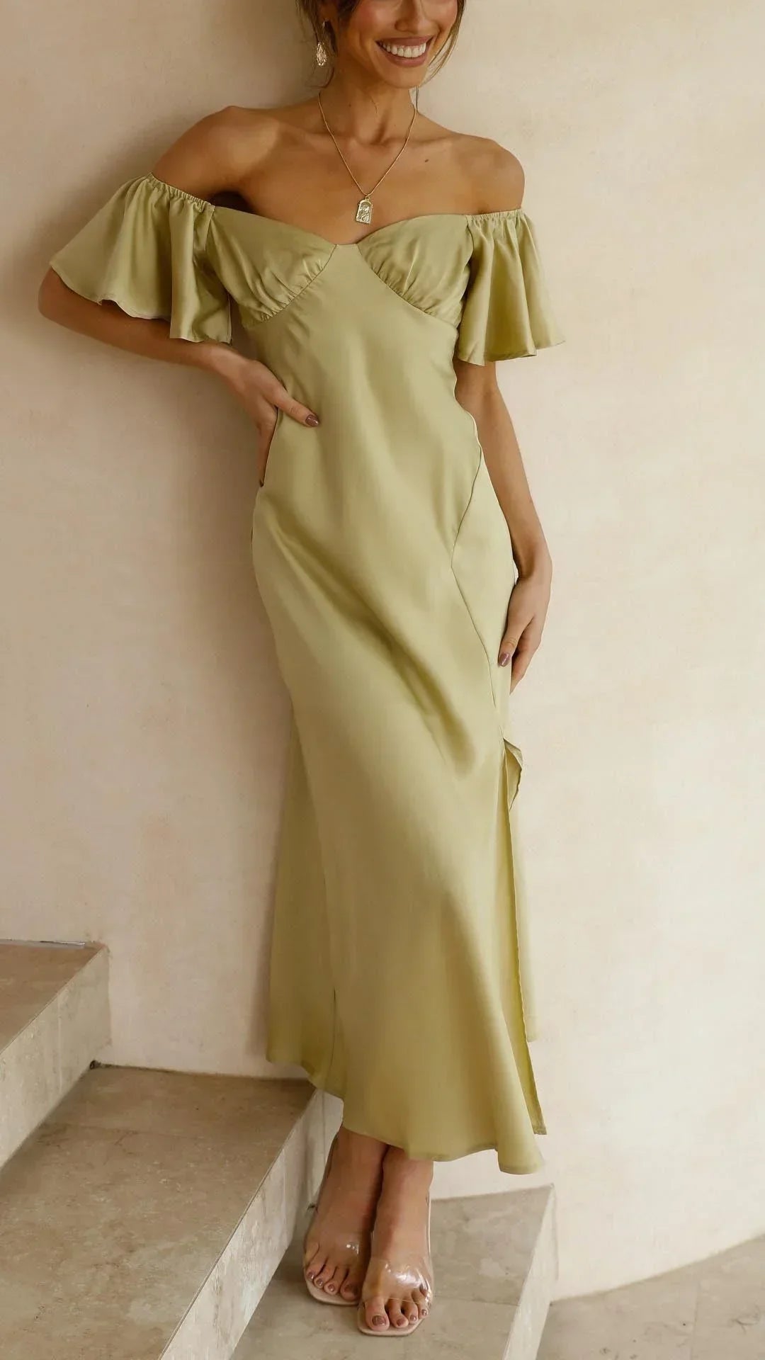 Robe longue satinée fendue avec épaules dénudées | ROBEMODE