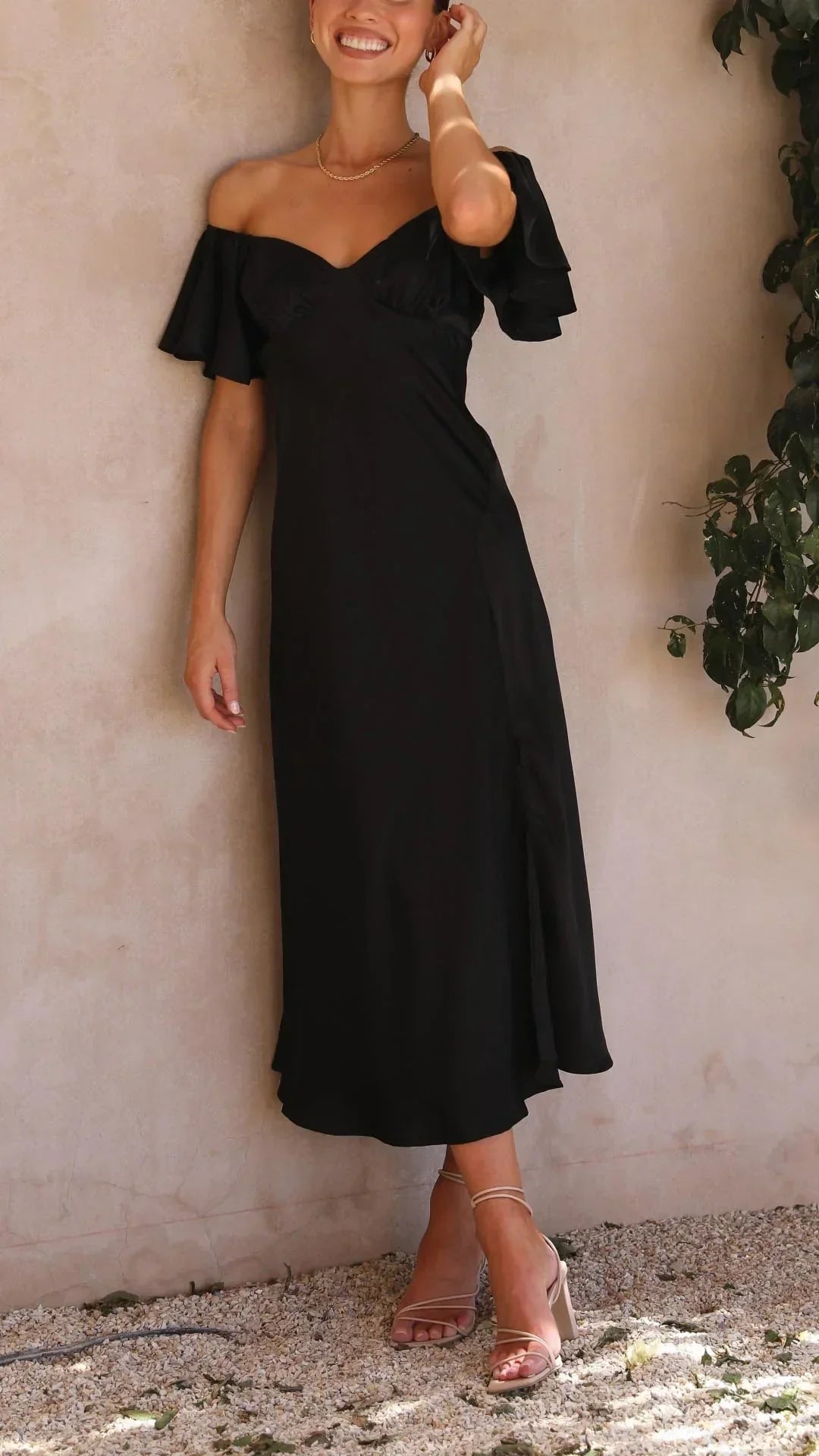 Robe longue satinée fendue avec épaules dénudées | ROBEMODE