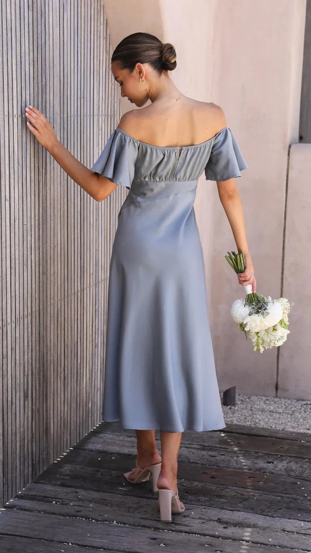 Robe longue satinée fendue avec épaules dénudées | ROBEMODE