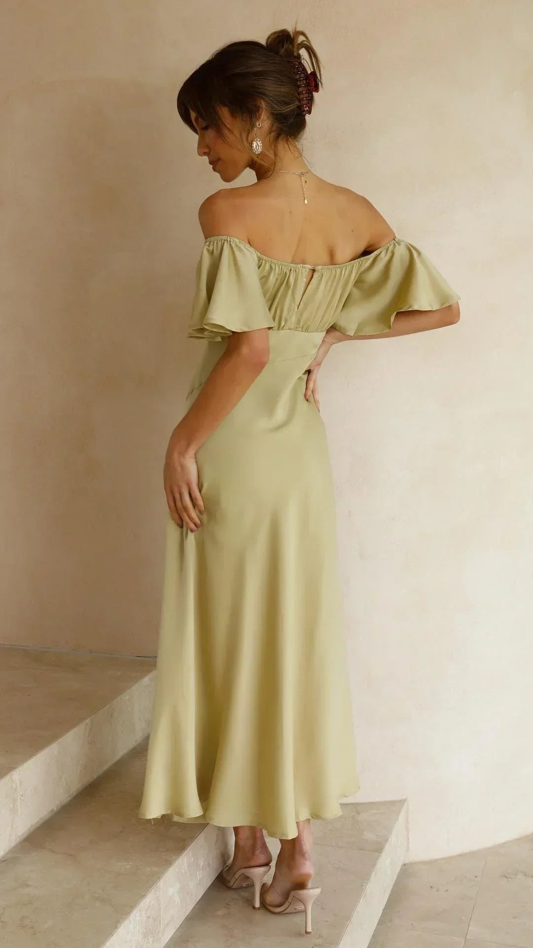Robe longue satinée fendue avec épaules dénudées | ROBEMODE