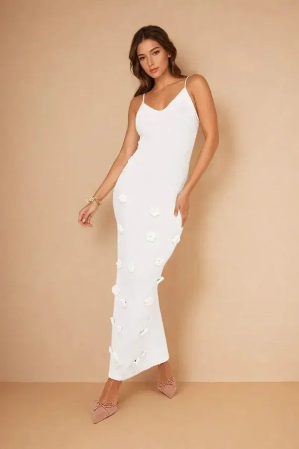 Robe longue soirée à bretelles fines avec détails floraux