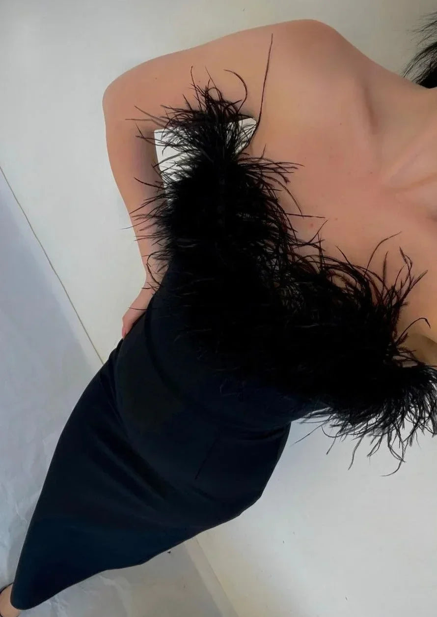 Robe longue noire sans bretelles avec détail plumes | Coupe féminine + Style élégant + Facile à accessoiriser – ROBEMODE