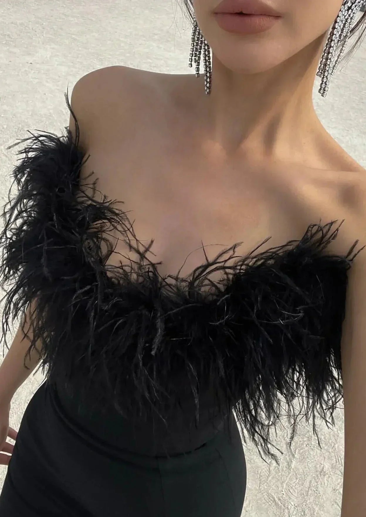 Robe longue noire sans bretelles avec détail plumes | Coupe féminine + Style élégant + Facile à accessoiriser – ROBEMODE