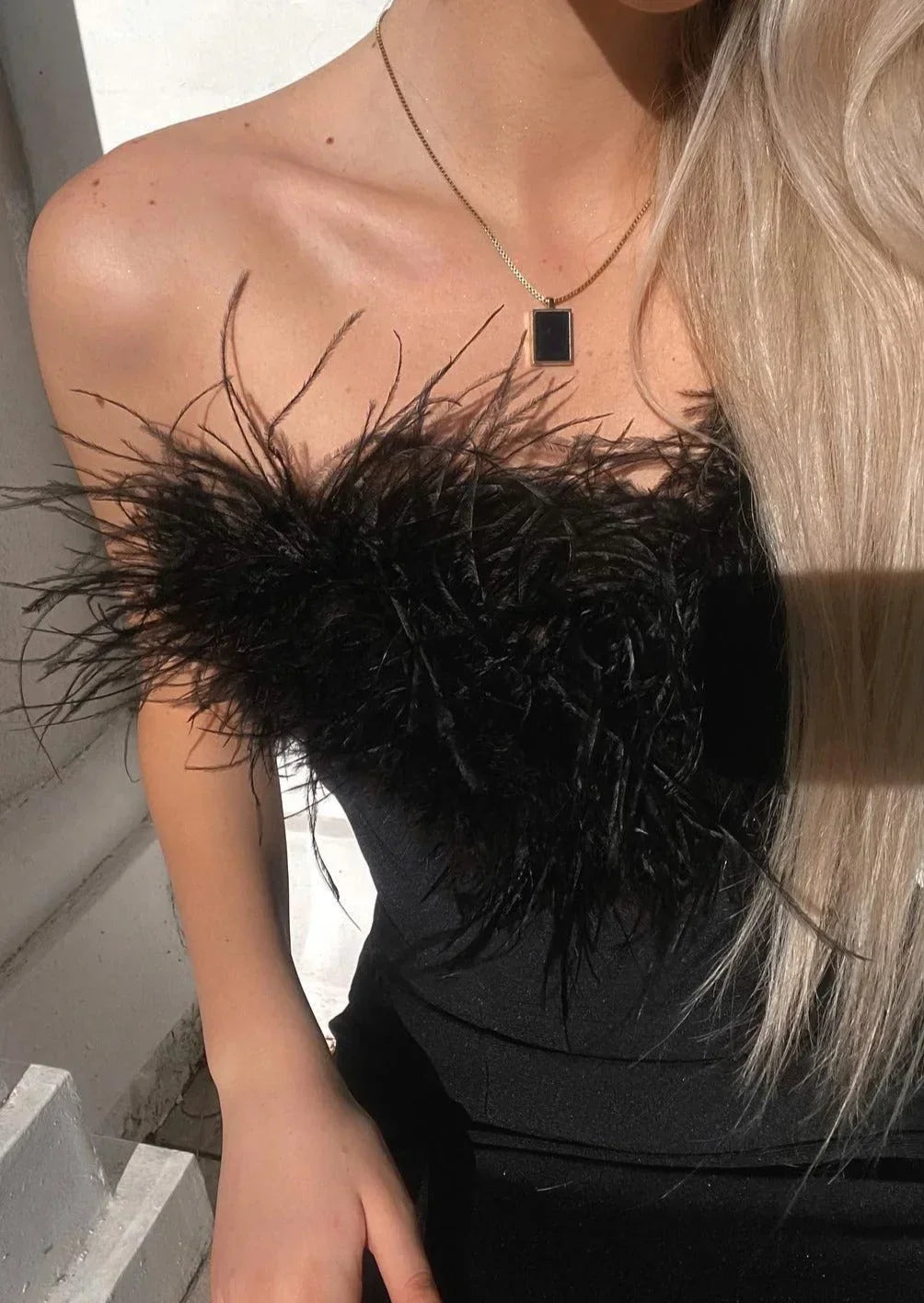 Robe longue noire sans bretelles avec détail plumes | Coupe féminine + Style élégant + Facile à accessoiriser – ROBEMODE