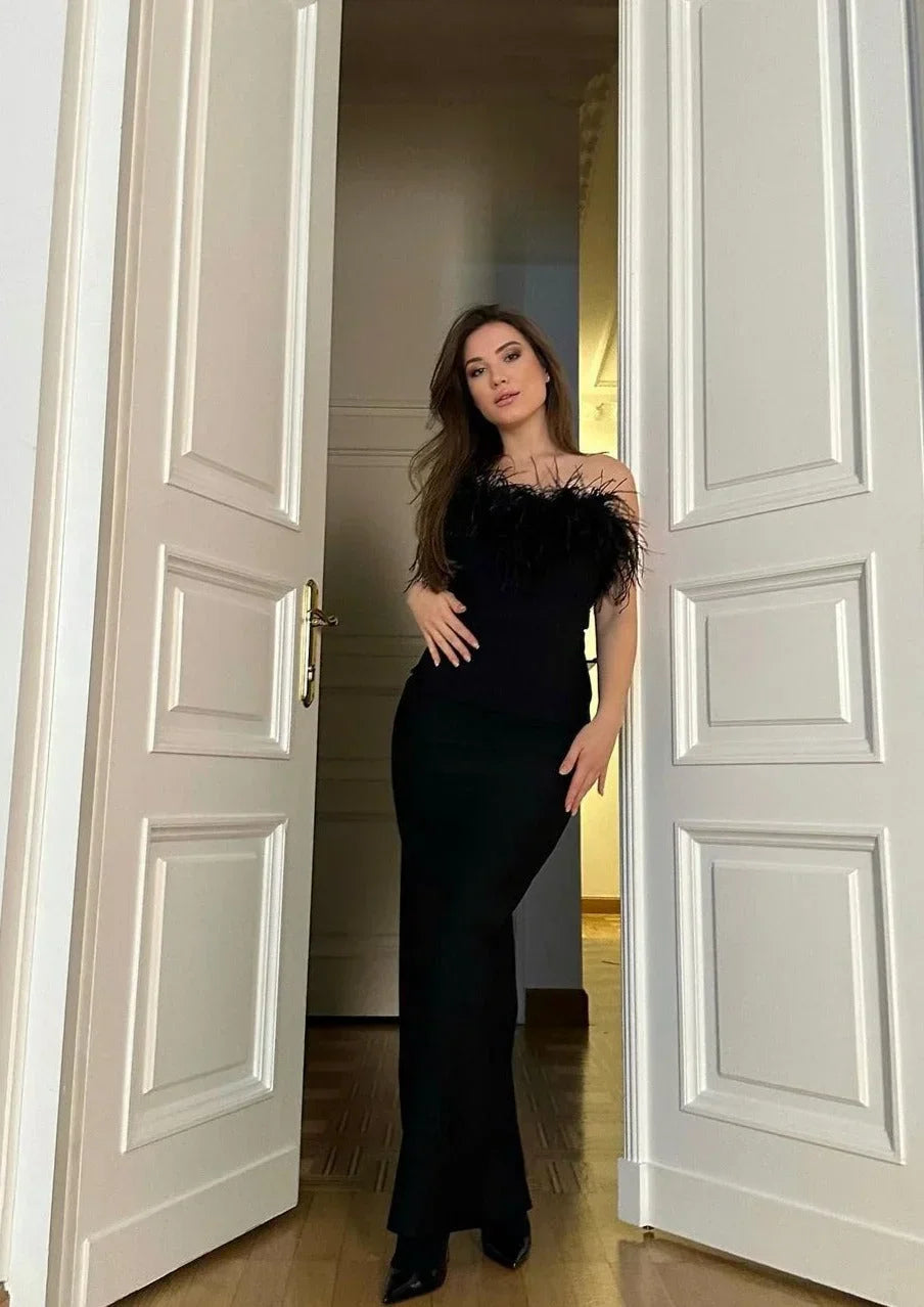 Robe longue noire sans bretelles avec détail plumes | Coupe féminine + Style élégant + Facile à accessoiriser – ROBEMODE