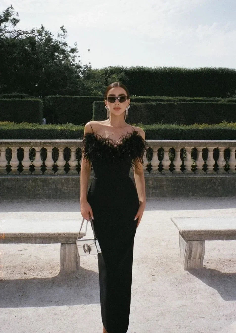 Robe longue noire sans bretelles avec détail plumes | Coupe féminine + Style élégant + Facile à accessoiriser – ROBEMODE