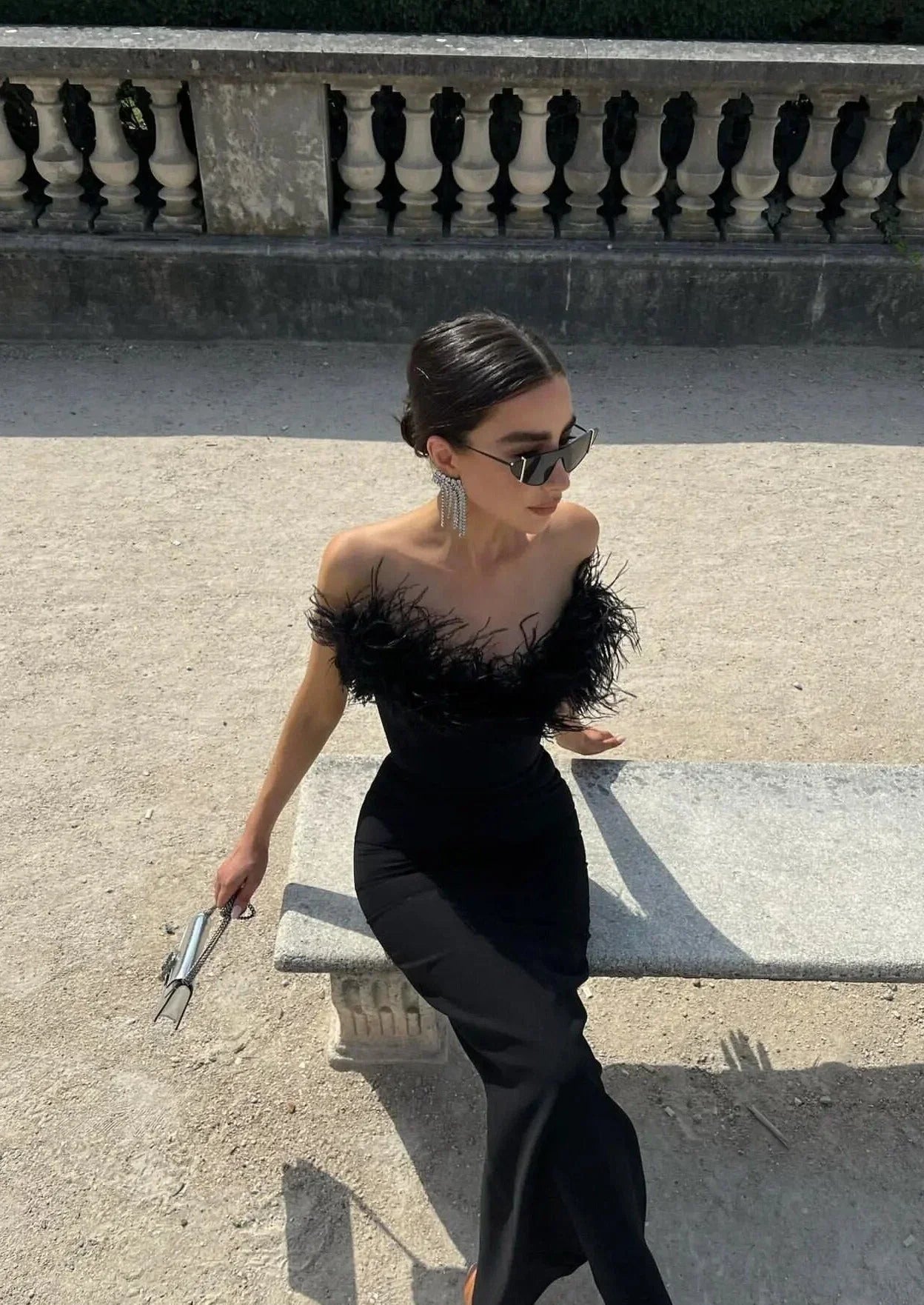 Robe longue noire sans bretelles avec détail plumes | Coupe féminine + Style élégant + Facile à accessoiriser – ROBEMODE