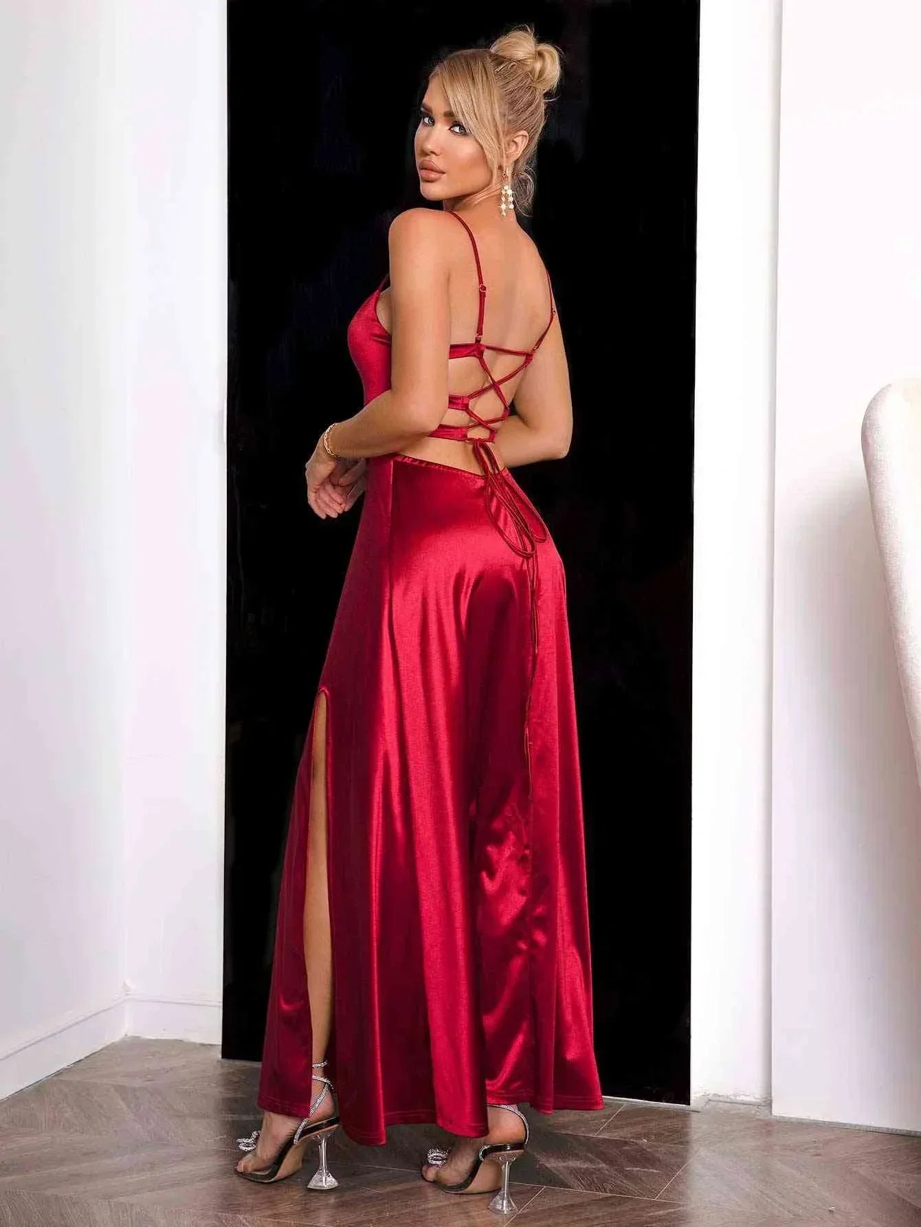 Robe longue satinée rouge fendue à bretelles fines | ROBEMODE