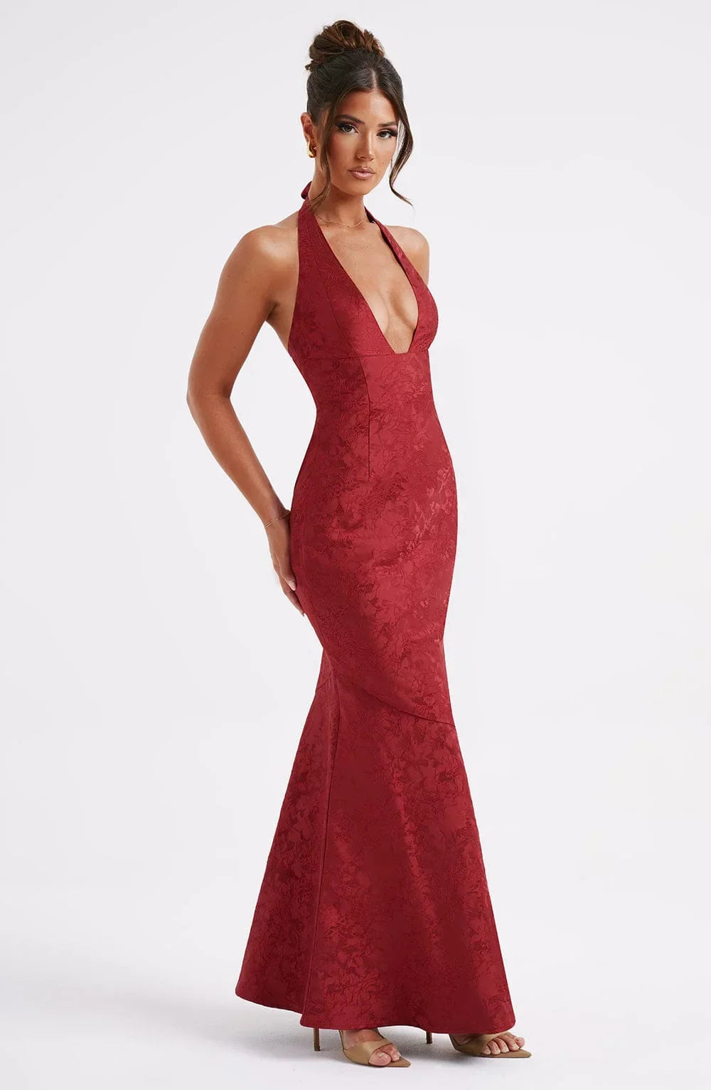 Robe longue rouge texturée col licou avec décolleté plongeant