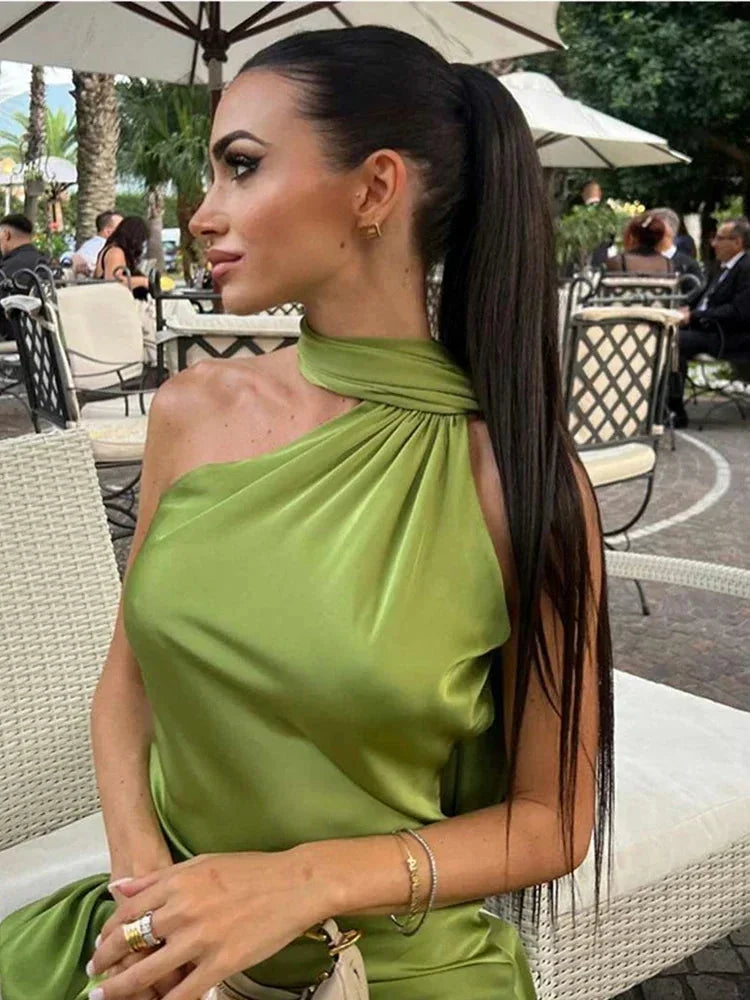 Robe Longue Satinée Épaule Unique Dos Nu Détails Cape | ROBEMODE