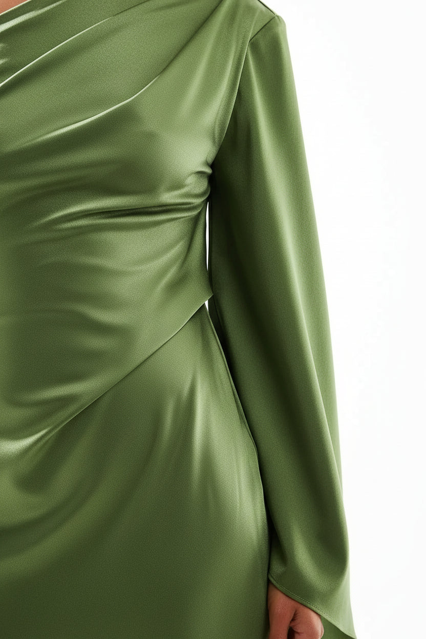 Robe soirée longue satinée verte épaule dénudée | ROBEMODE