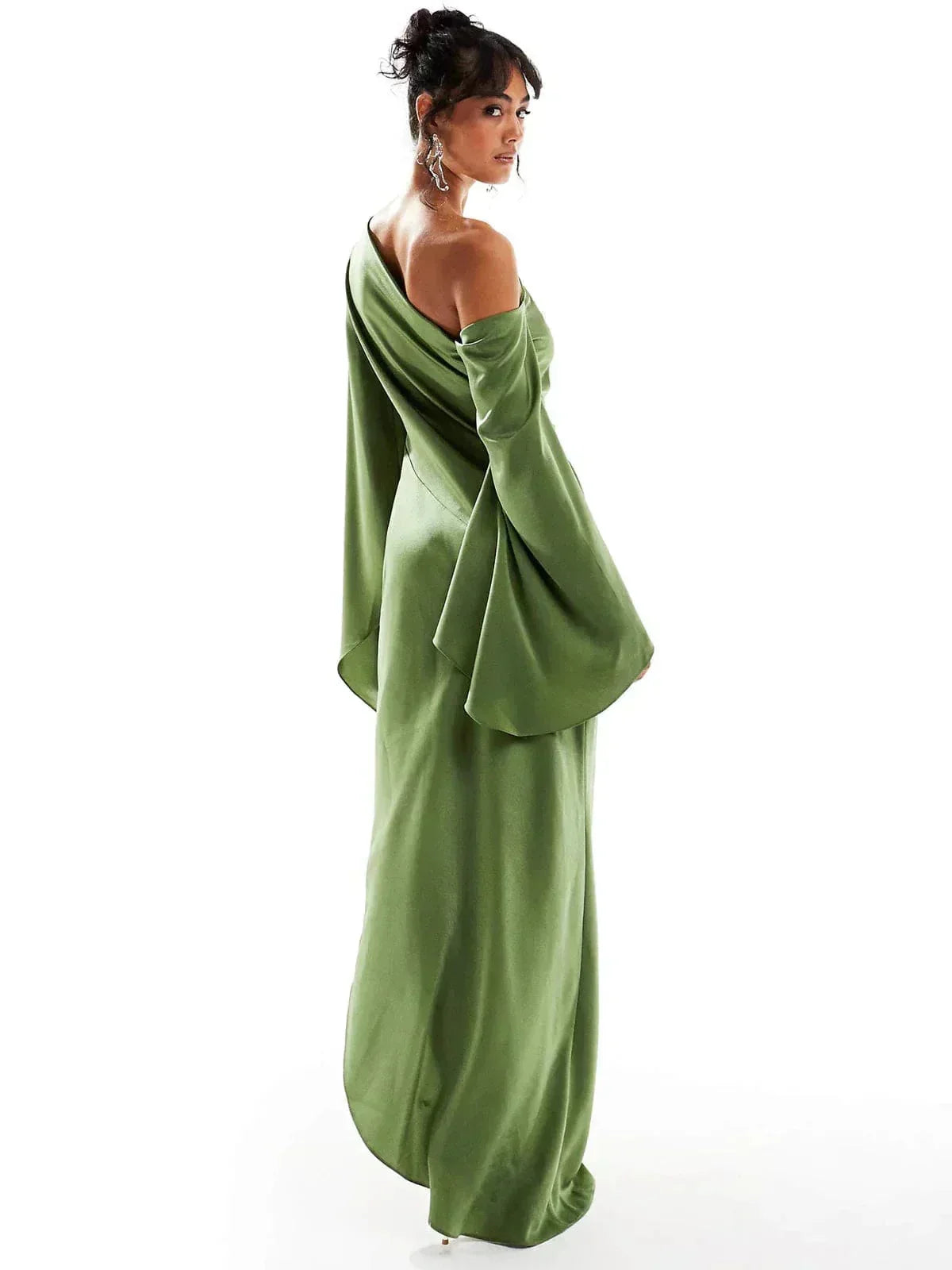 Robe soirée longue satinée verte épaule dénudée | ROBEMODE