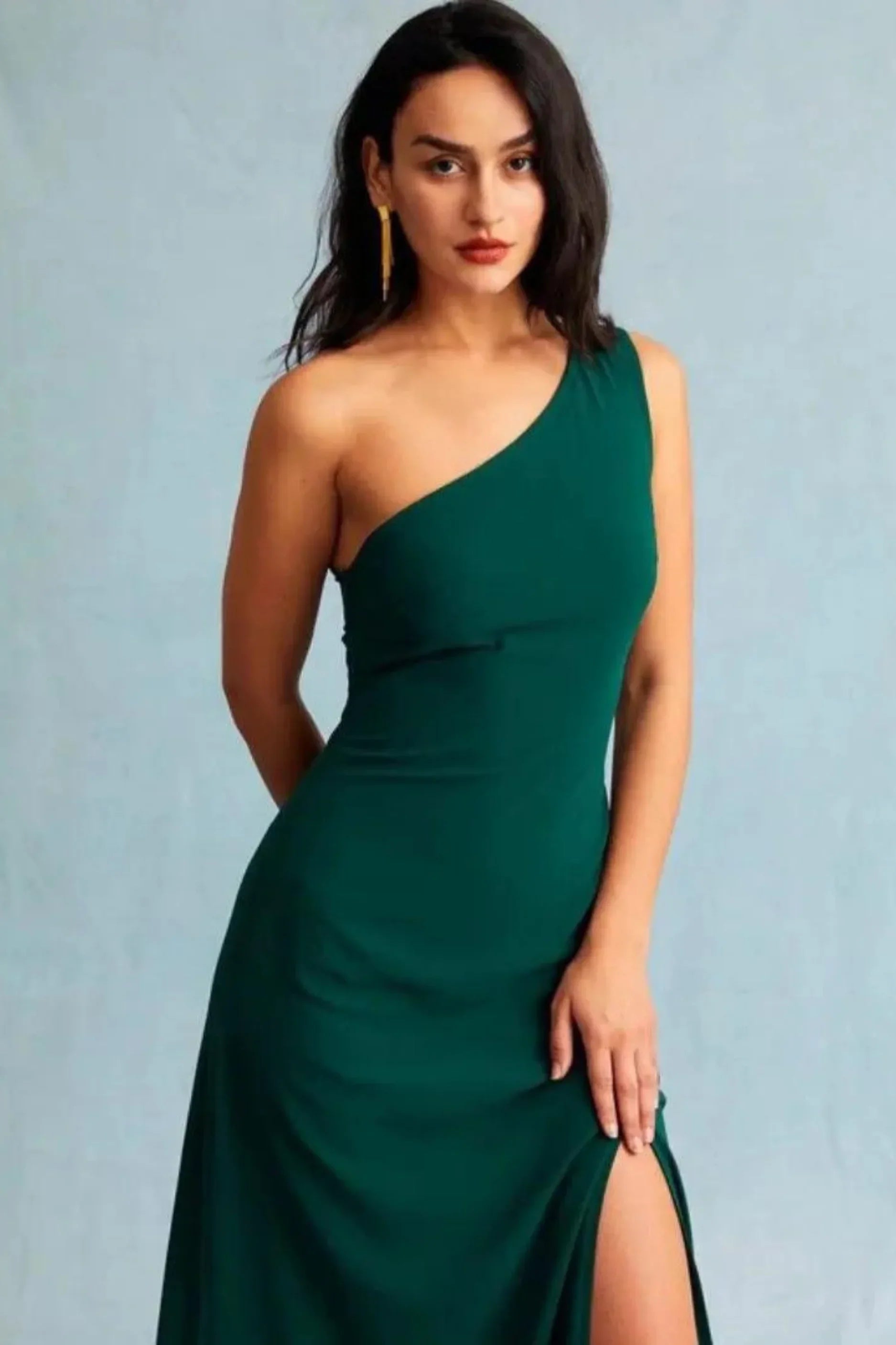 Robe longue femme verte avec encolure asymétrique fente
