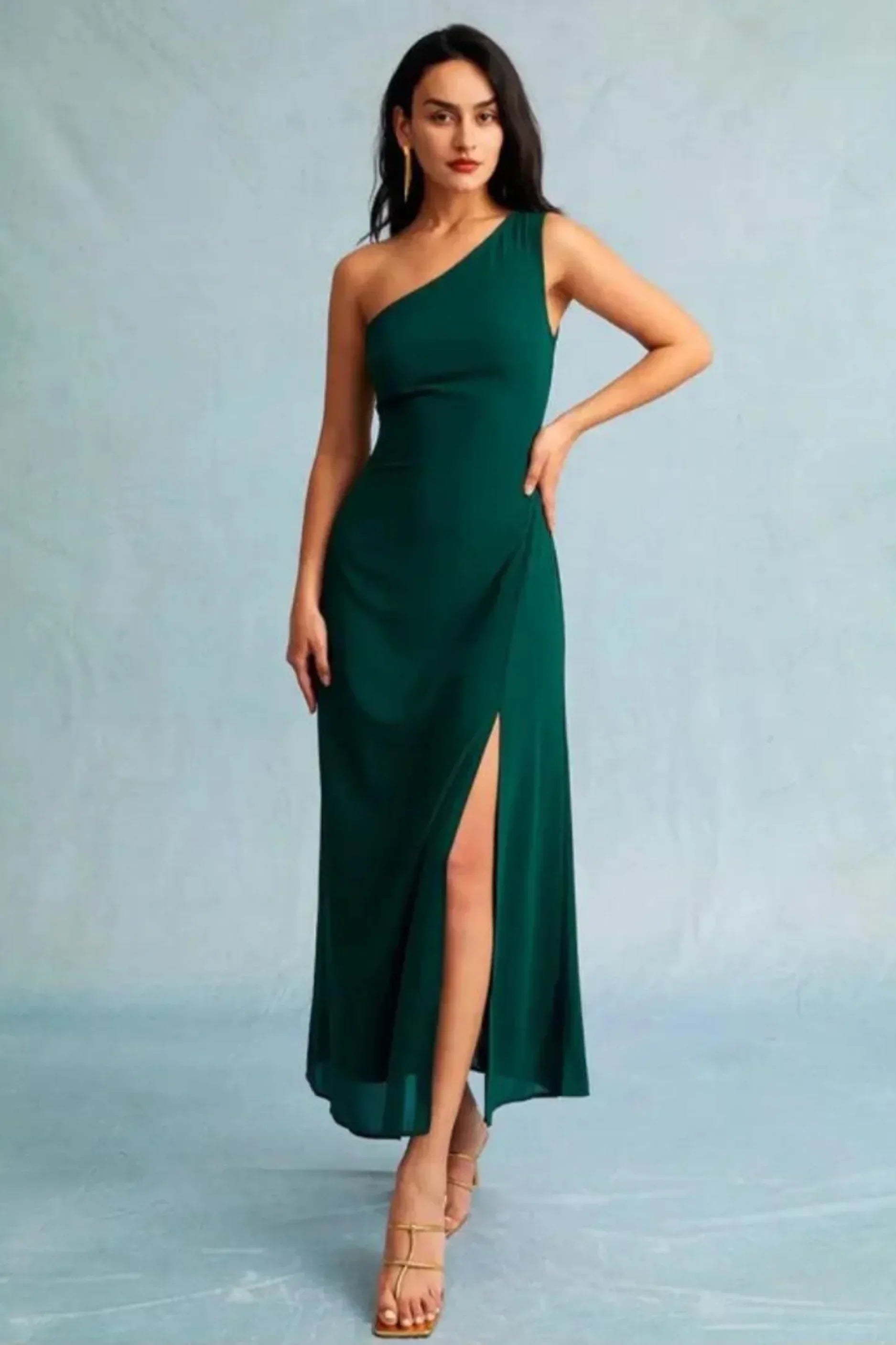 Robe longue femme verte avec encolure asymétrique fente