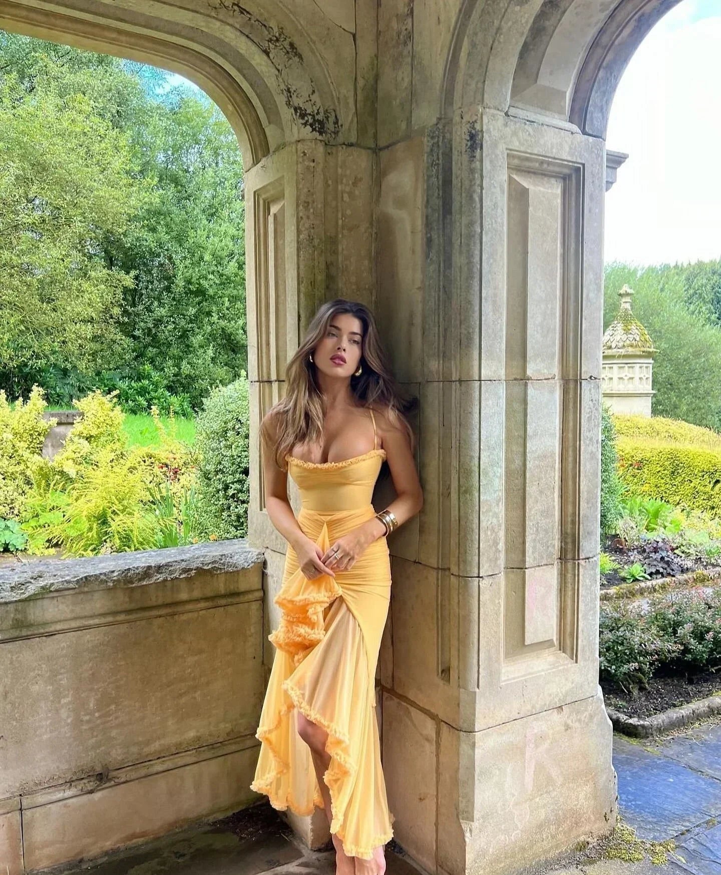 Robe Midi Ajustée Femme Volants Bretelles Fines Élégante | ROBEMODE