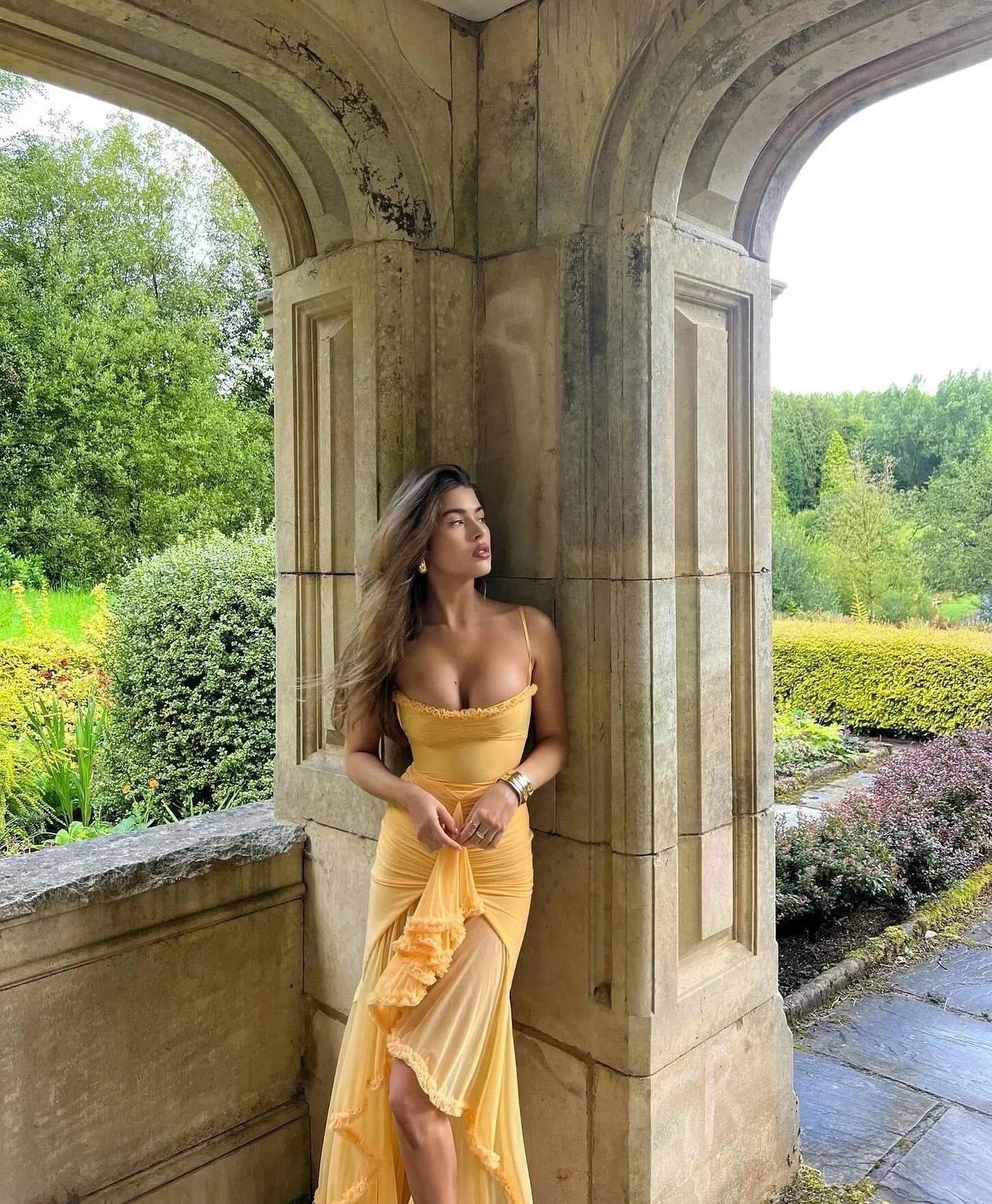 Robe Midi Ajustée Femme Volants Bretelles Fines Élégante | ROBEMODE