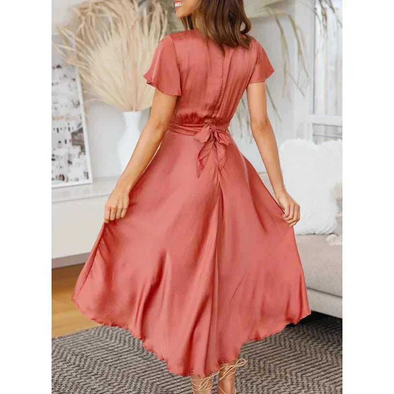 Robe midi satinée avec manches papillon et col V | ROBEMODE