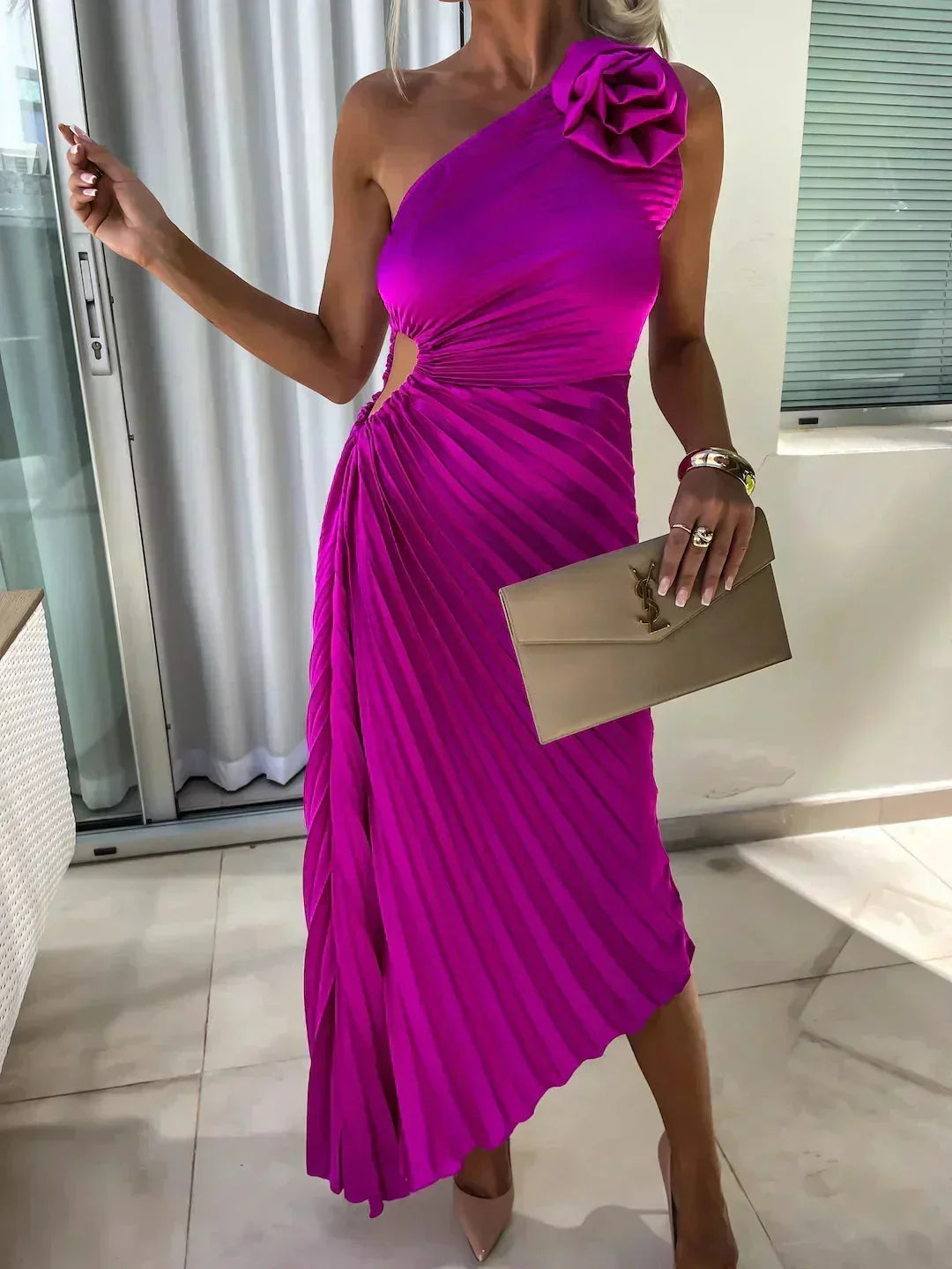 Robe midi asymétrique plissée découpe et fleur | ROBEMODE