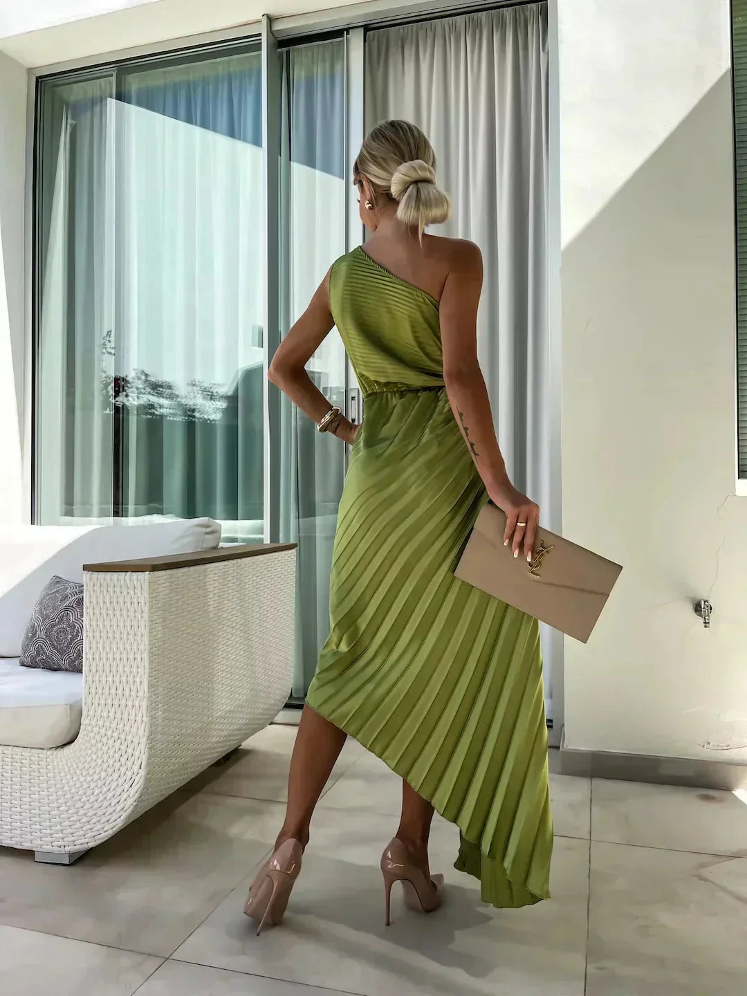 Robe midi asymétrique plissée découpe et fleur | ROBEMODE